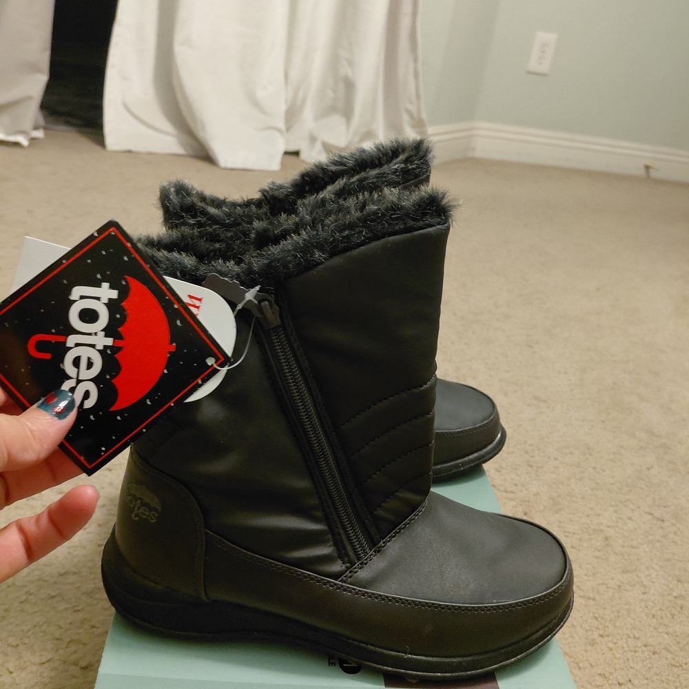 Totes Black Winter Boots with Faux Fur